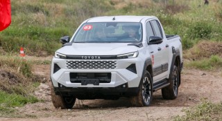 Bán tải Toyota Hilux đạt doanh số kỷ lục trong tháng đầu mở bán thế hệ mới